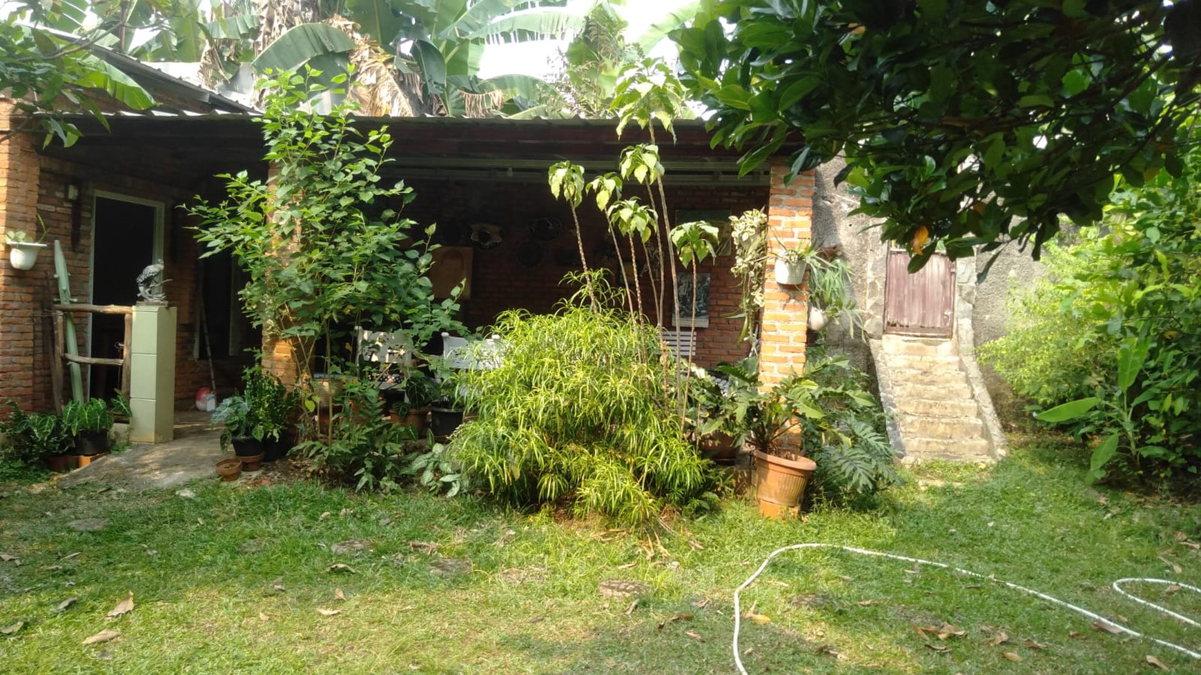 Rumah siap huni 2 lantai, halaman Asri di Jurang Mangu.