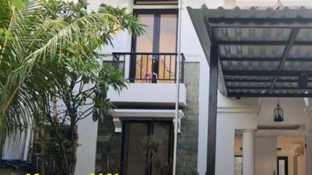 Dijual Rumah Lux  Fully  Furnished di Boulevard Kota Wisata 