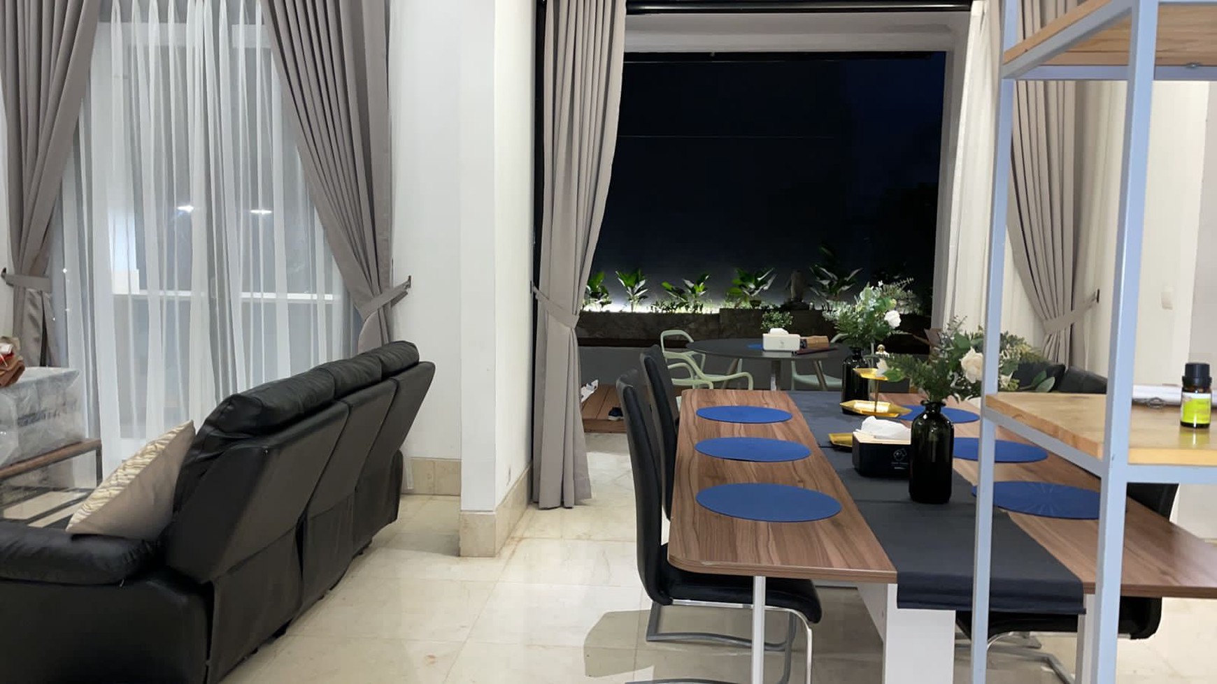 Dijual Rumah Lux  Fully  Furnished di Boulevard Kota Wisata 