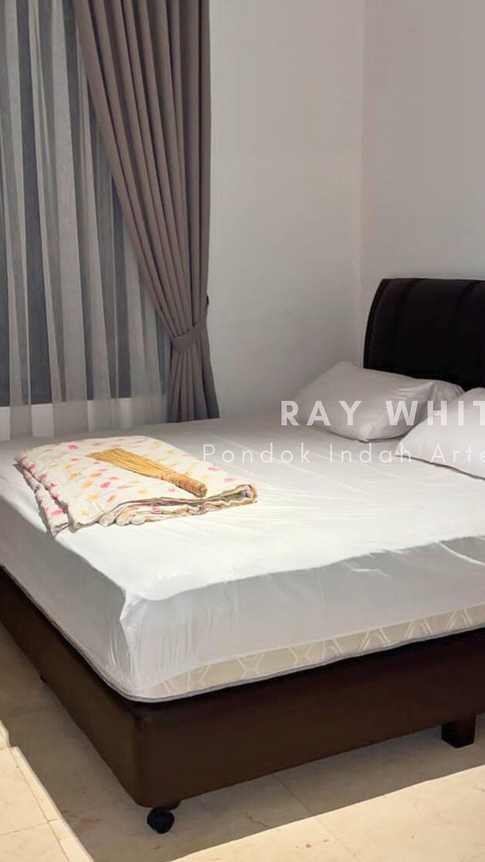 Dijual Rumah Lux  Fully  Furnished di Boulevard Kota Wisata 