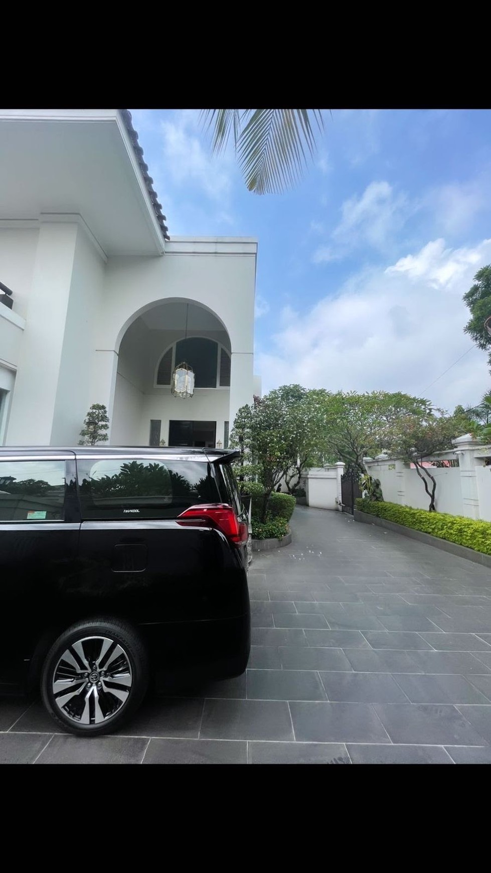 Dijual Rumah Mewah dan Luas Permata Hijau 