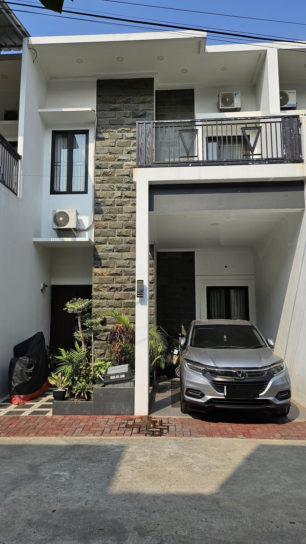 Rumah modern minimalis 2 lantai dekat Summarecon Crown Gading, Bekasi