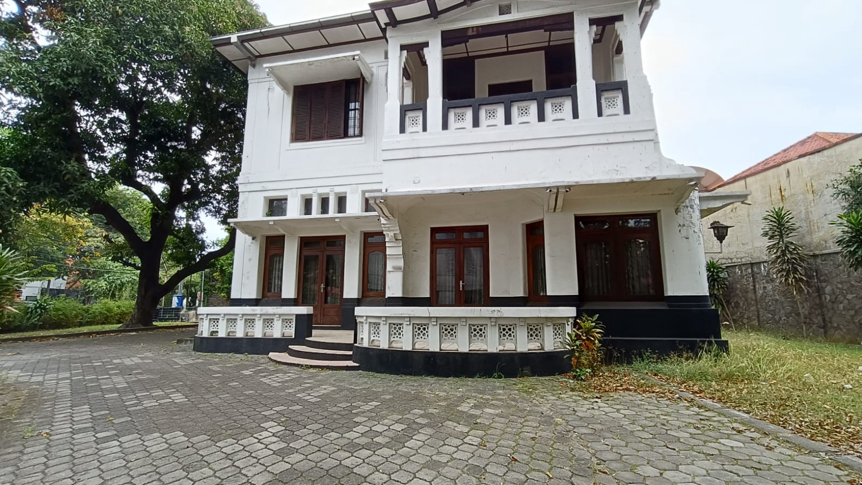 Dutch Herritage House nol jalan raya Darmo Surabaya Strategis