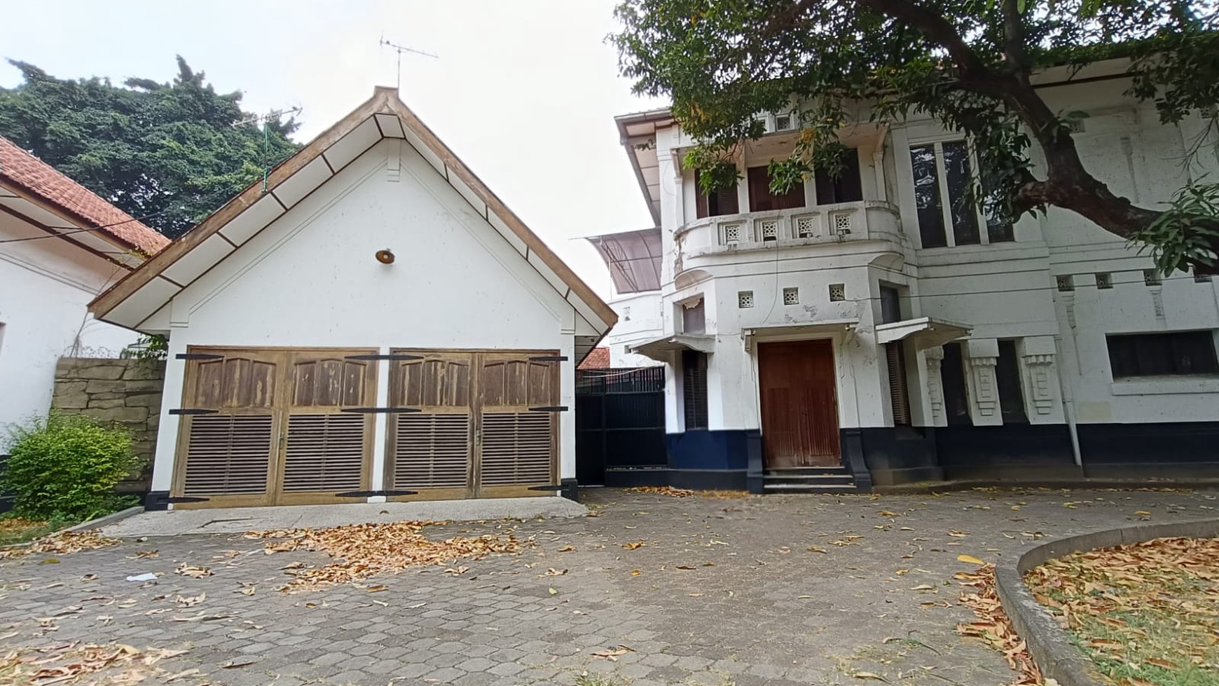 Dutch Herritage House nol jalan raya Darmo Surabaya Strategis