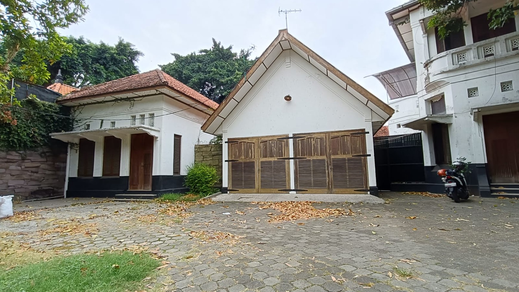 Dutch Herritage House nol jalan raya Darmo Surabaya Strategis