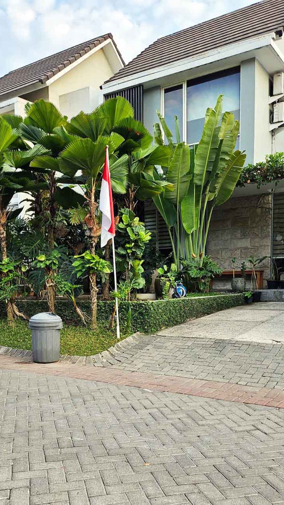 Rumah di Citraland Royal Park Surabaya Barat, ada taman dibelakang rumah yang Asri & Nyaman untuk ditinggali, Siap Huni - RI -