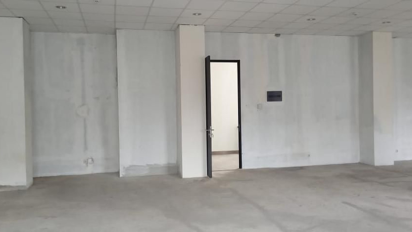 RUANG KANTOR DISEWA JALAN WOLTER MONGINSIDI KEBAYORAN BARU JAKARTA SELATAN