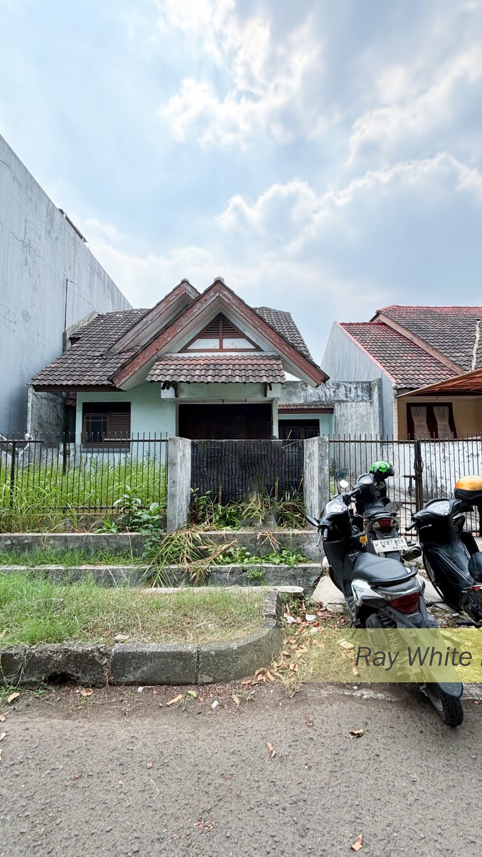 RUMAH TUA HITUNG TANAH DALAM KOMPLEK GIRILOKA BSD CITY, TAMGERANG SELATAN #CHWW