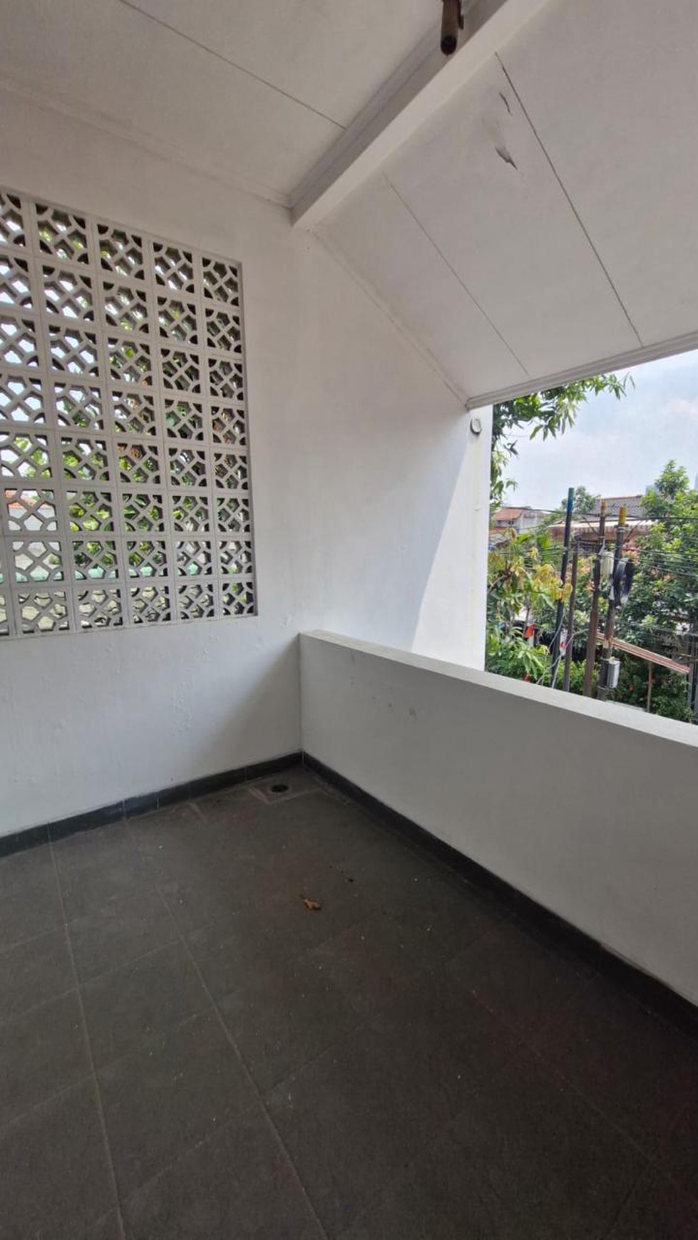 Rumah siap huni, tenang dan strategis di  Jl. Delta Sari Radio Dalam, Gandaria Utara, Jakarta Selatan. Cocok untuk tempat tinggal ataupun kost.