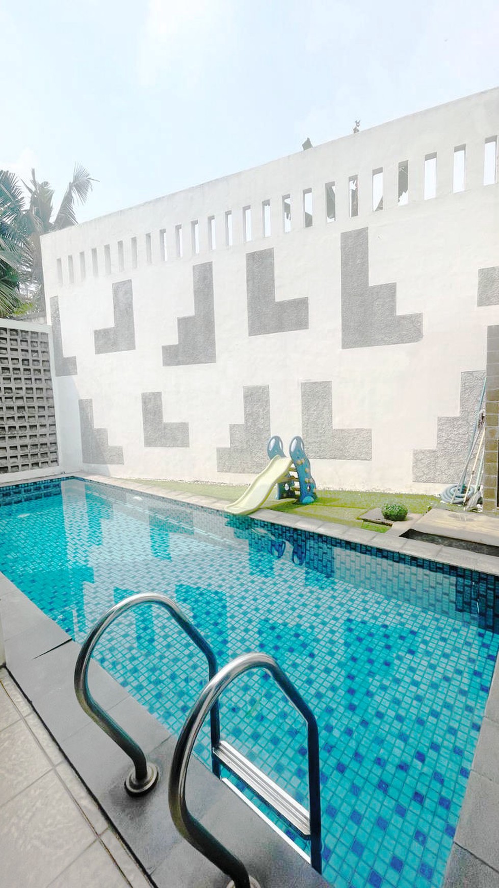 Rumah di Kebayoran Bintaro, hoek sudah renov, dgn pool di Bintaro Sektor 7