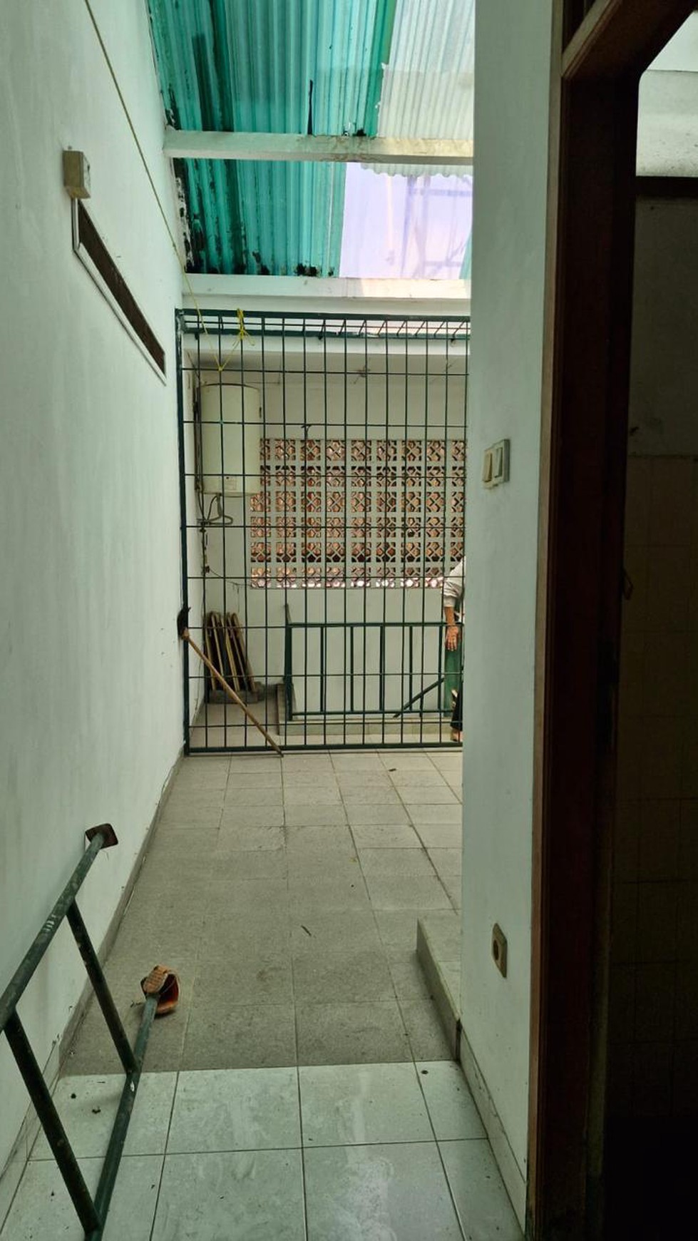 Di Jual Rumah siap huni, tenang dan strategis di  Jl. Delta Sari Radio Dalam, Gandaria Utara, Jakarta Selatan. Cocok untuk tempat tinggal ataupun kost.