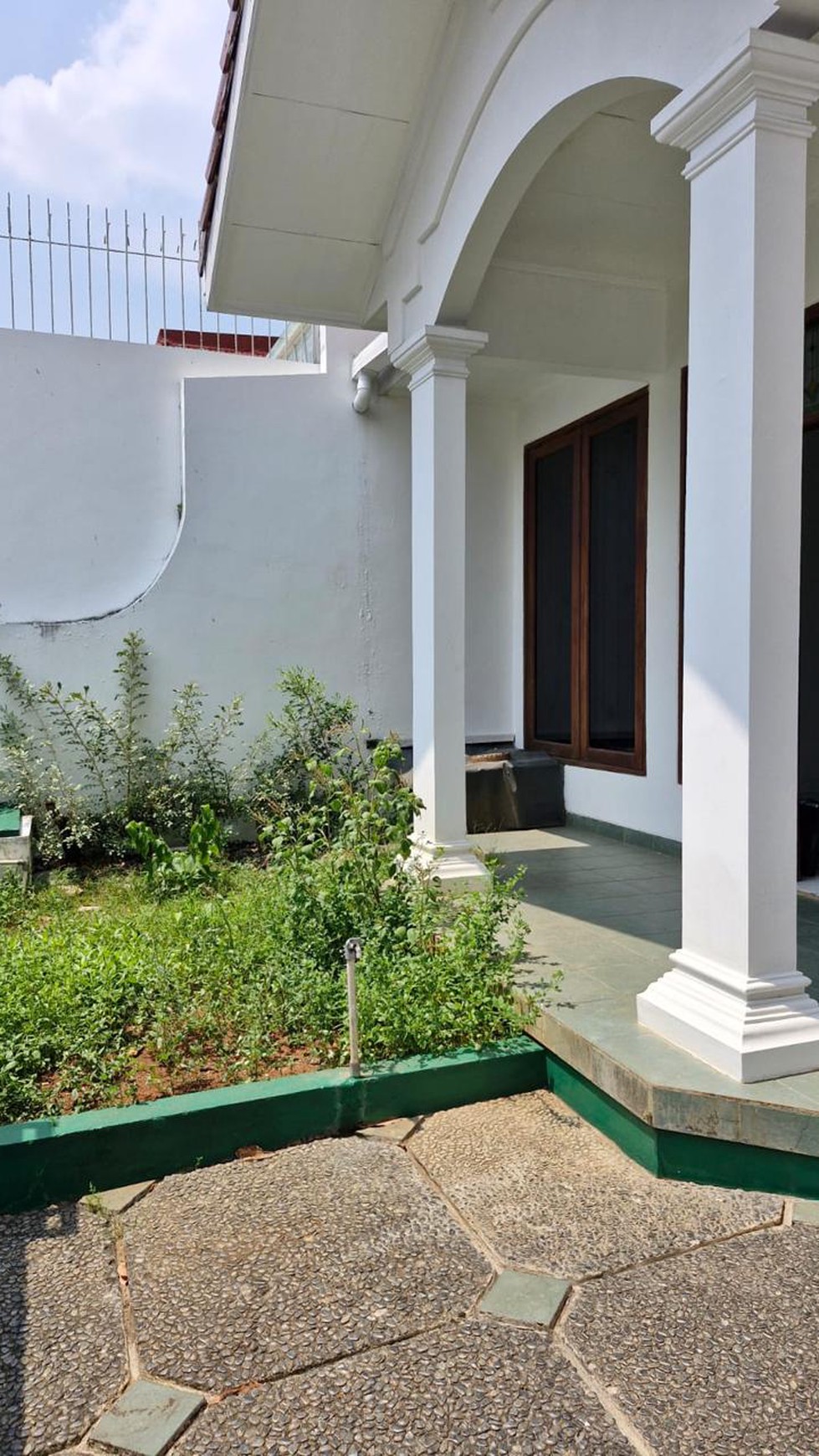 Di Jual Rumah siap huni, tenang dan strategis di  Jl. Delta Sari Radio Dalam, Gandaria Utara, Jakarta Selatan. Cocok untuk tempat tinggal ataupun kost.