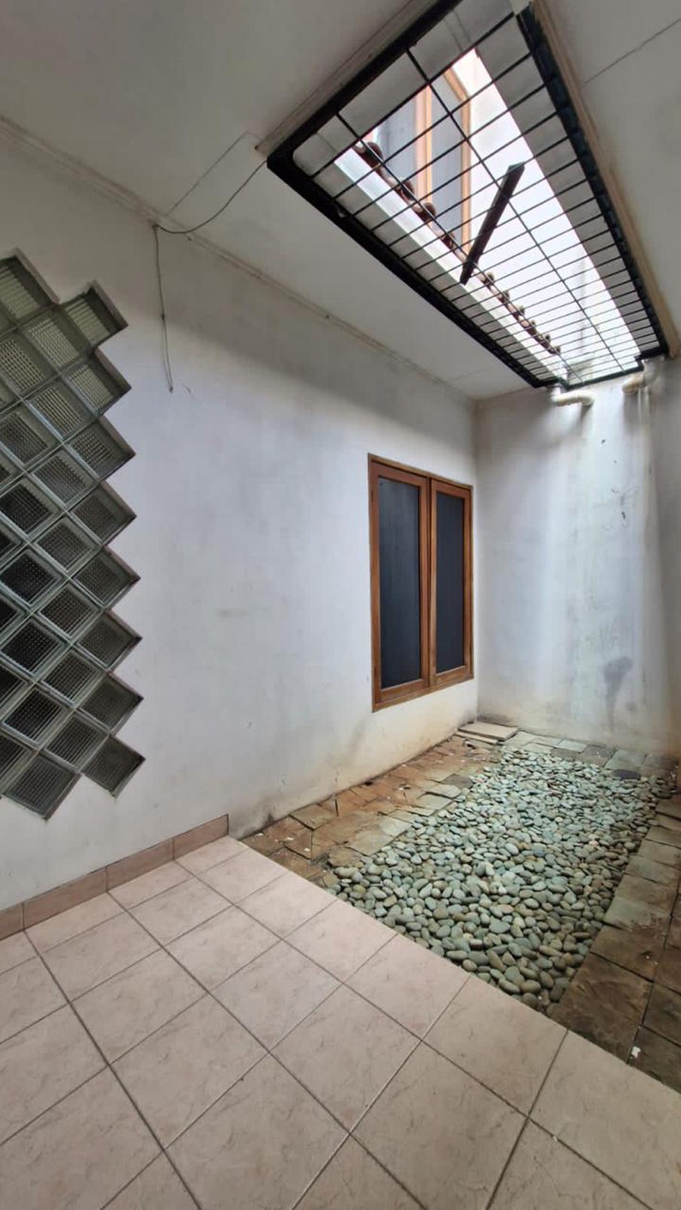 Di Jual Rumah siap huni, tenang dan strategis di  Jl. Delta Sari Radio Dalam, Gandaria Utara, Jakarta Selatan. Cocok untuk tempat tinggal ataupun kost.