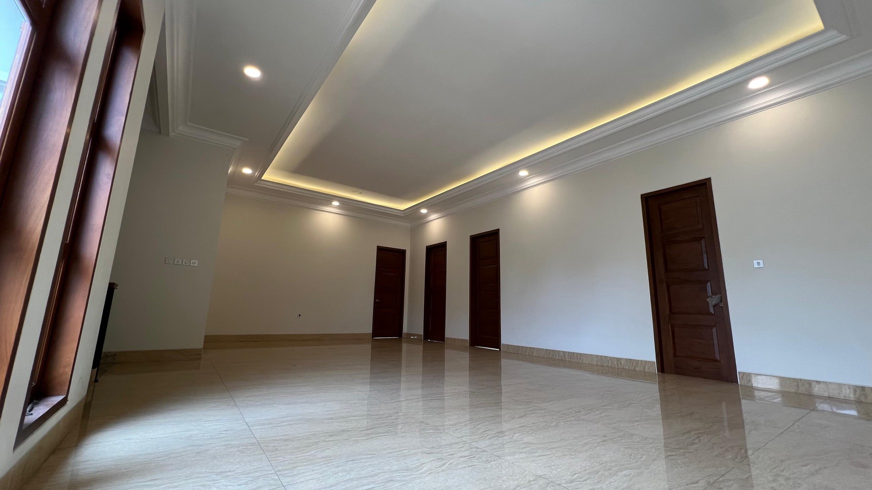 FOR SALE
Rumah 2 Lantai Baru, Sertifikat Hak Milik
Di Jalan H. Nawi Buntu, Kebayoran Baru Jakarta Selatan