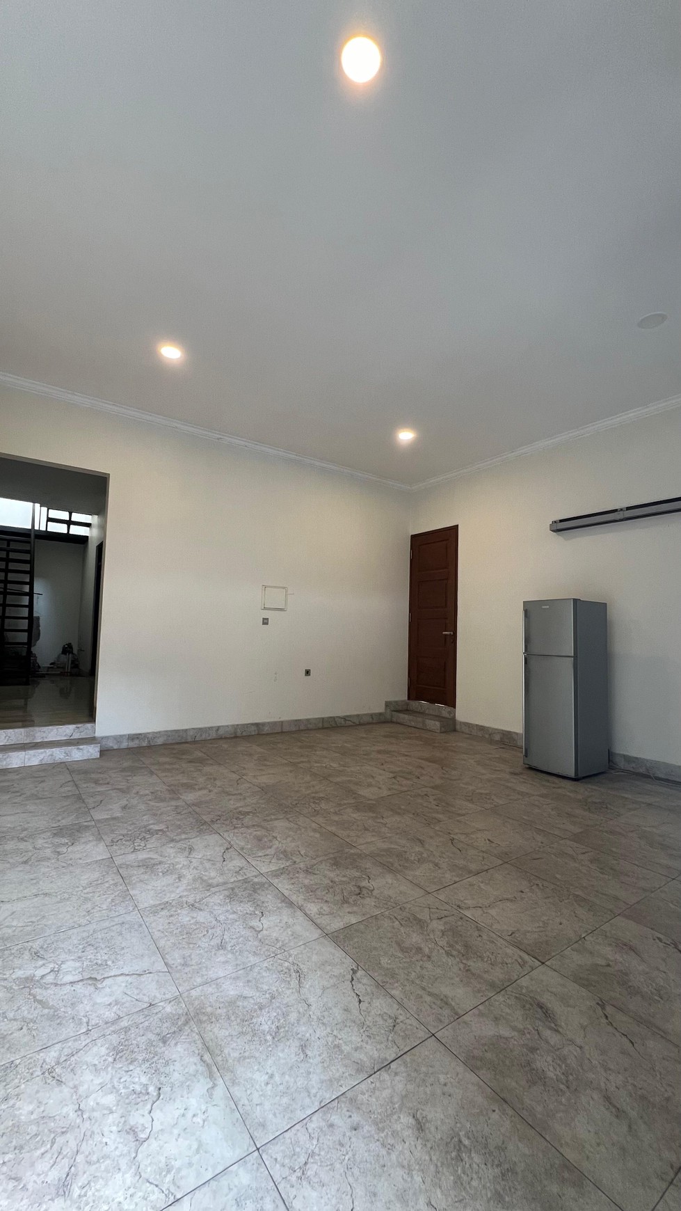 FOR SALE
Rumah 2 Lantai Baru, Sertifikat Hak Milik
Di Jalan H. Nawi Buntu, Kebayoran Baru Jakarta Selatan