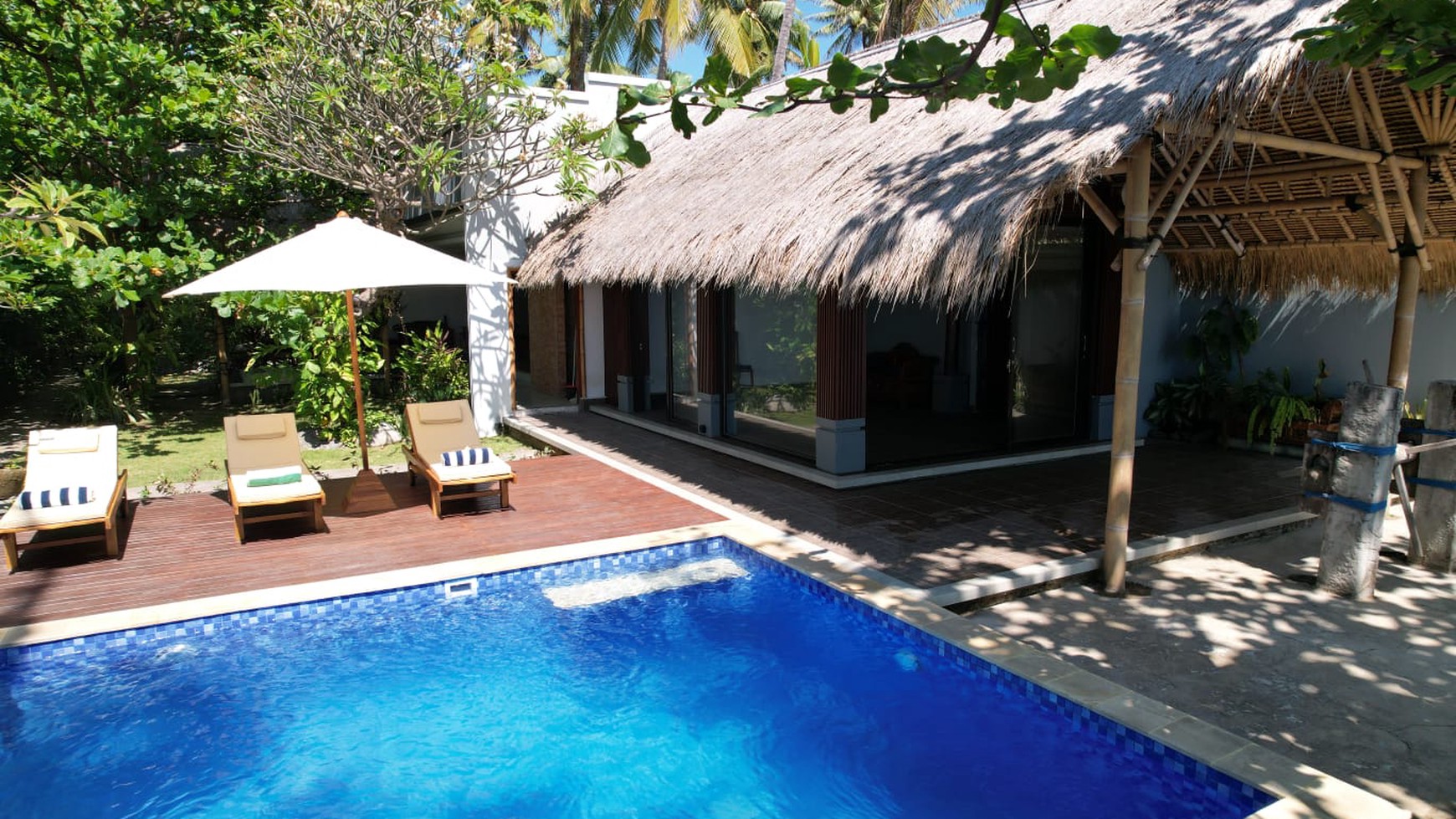 Cozy Coastal Living - 2 Bedroom Villa with Direct Ocean Views in North Bali