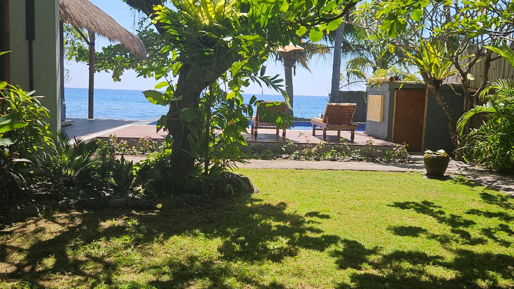 Cozy Coastal Living - 2 Bedroom Villa with Direct Ocean Views in North Bali