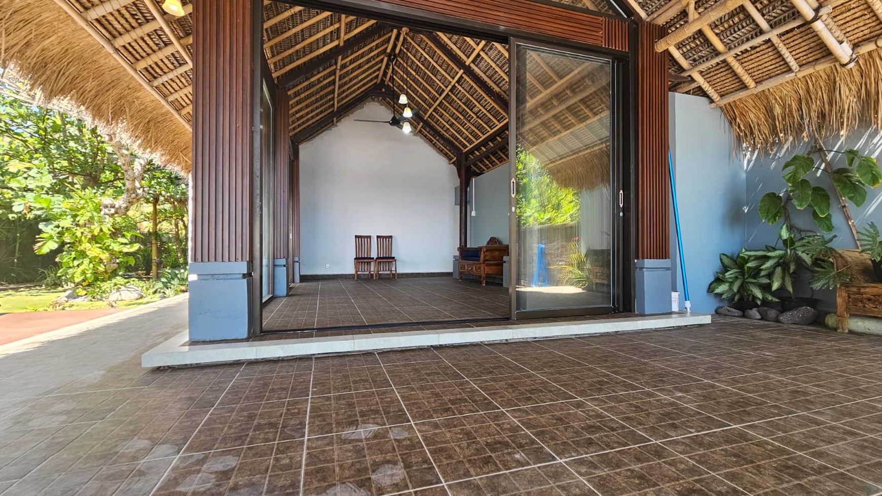 Cozy Coastal Living - 2 Bedroom Villa with Direct Ocean Views in North Bali