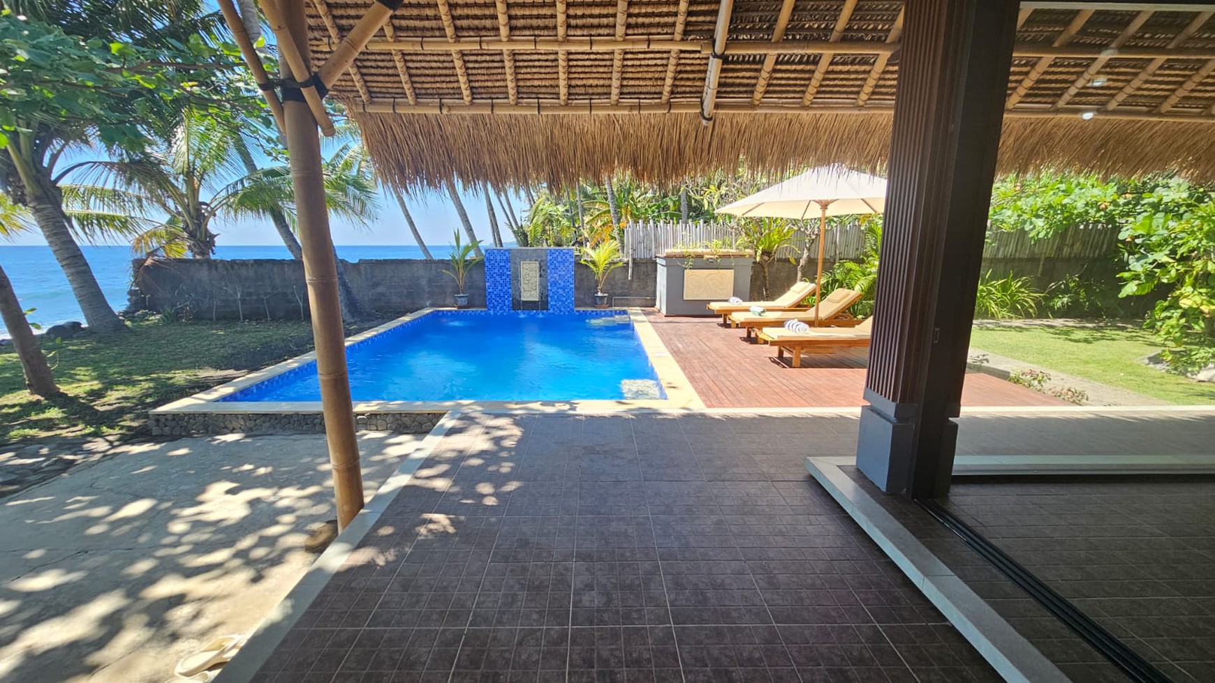 Cozy Coastal Living - 2 Bedroom Villa with Direct Ocean Views in North Bali