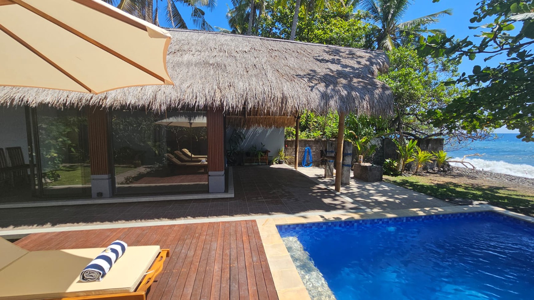 Cozy Coastal Living - 2 Bedroom Villa with Direct Ocean Views in North Bali