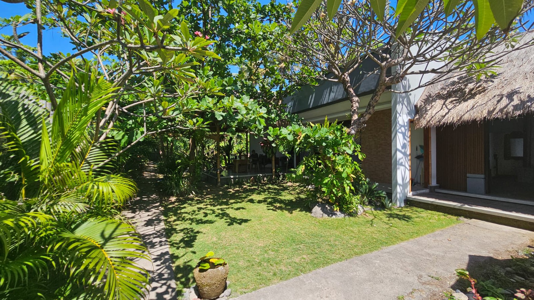 Cozy Coastal Living - 2 Bedroom Villa with Direct Ocean Views in North Bali