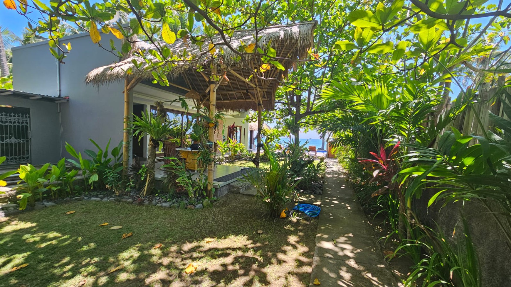 Cozy Coastal Living - 2 Bedroom Villa with Direct Ocean Views in North Bali