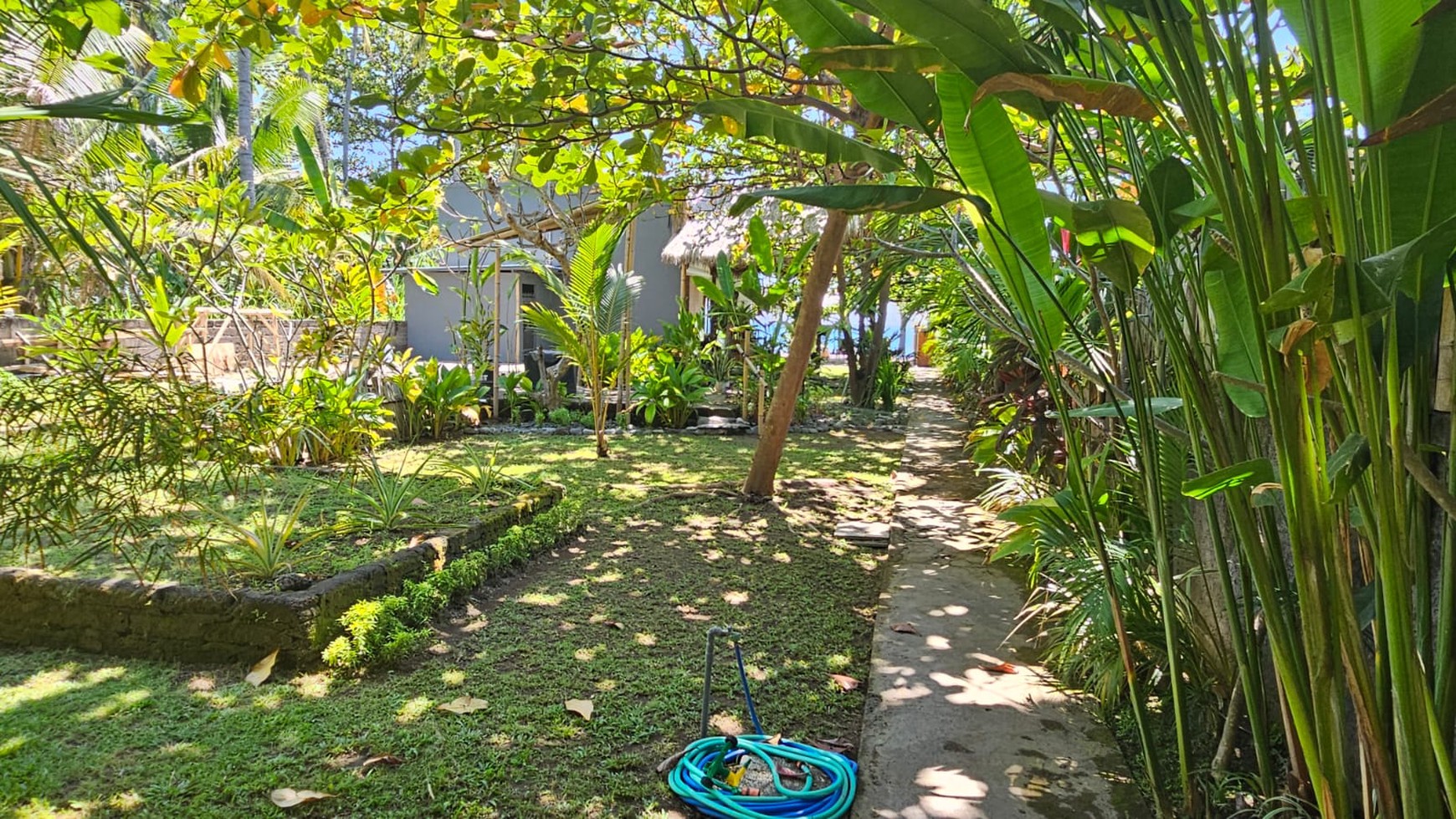 Cozy Coastal Living - 2 Bedroom Villa with Direct Ocean Views in North Bali