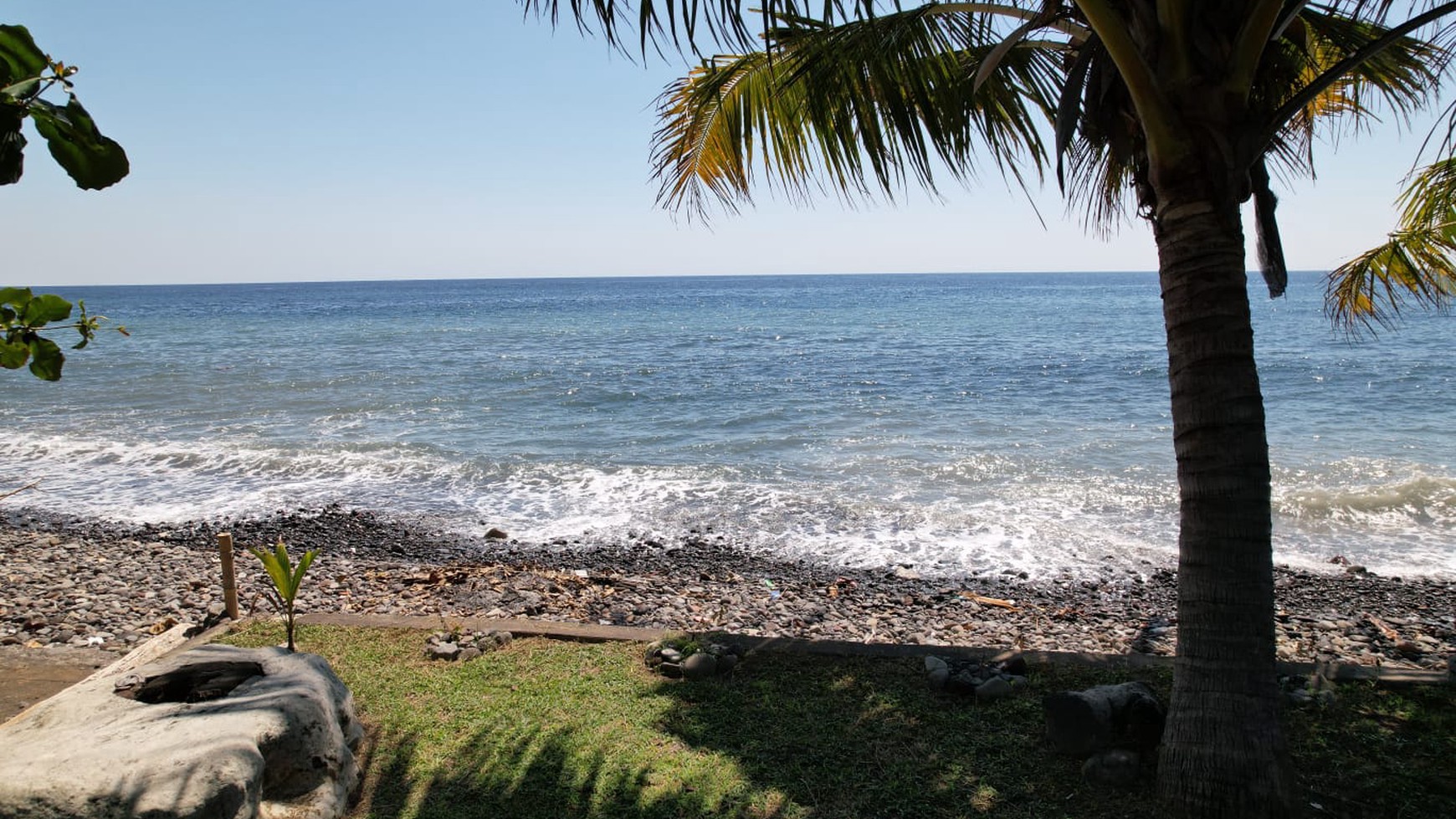 Cozy Coastal Living - 2 Bedroom Villa with Direct Ocean Views in North Bali