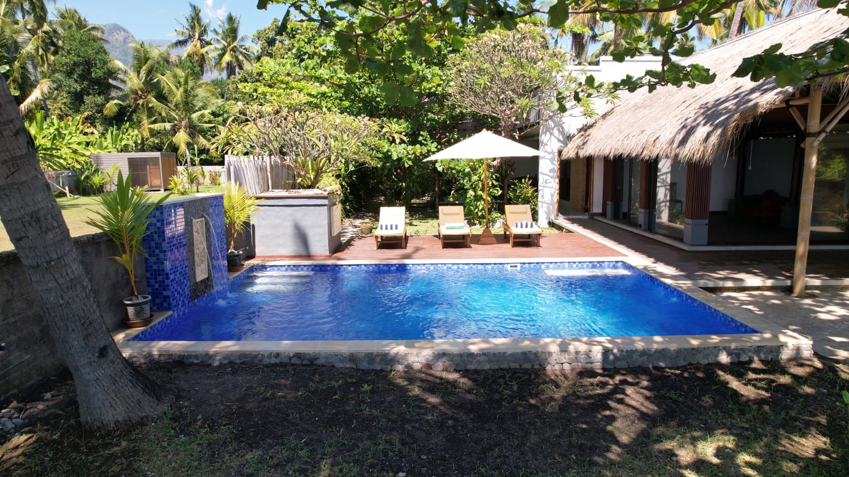 Cozy Coastal Living - 2 Bedroom Villa with Direct Ocean Views in North Bali