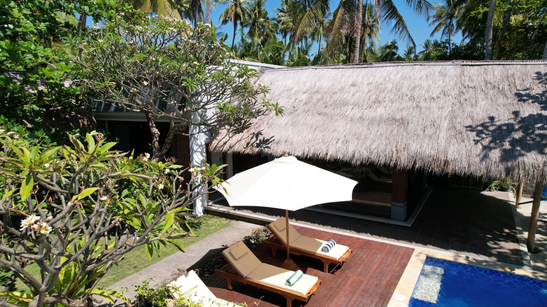 Cozy Coastal Living - 2 Bedroom Villa with Direct Ocean Views in North Bali