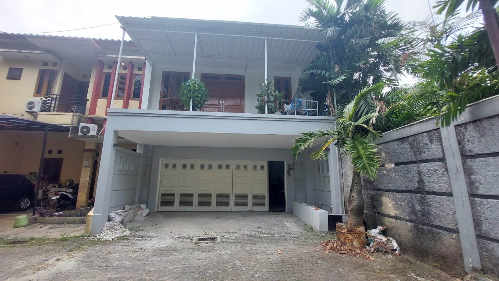 Rumah bagus, 3 lantai, asri lokasi strategis di Bintaro