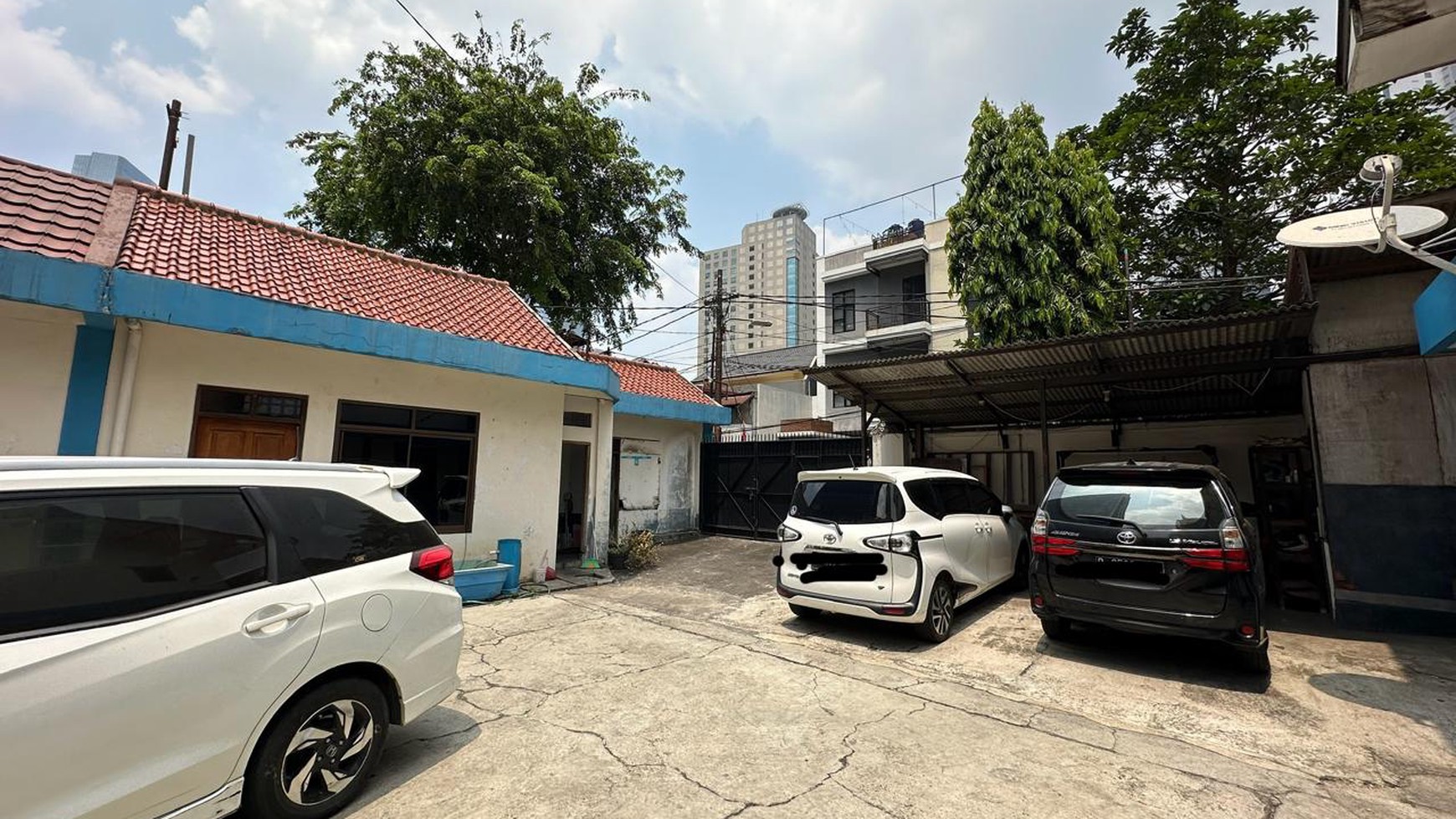 Dijual rumah strategis di area komersial Jl Karet Pasar Baru - Jakarta Selatan.