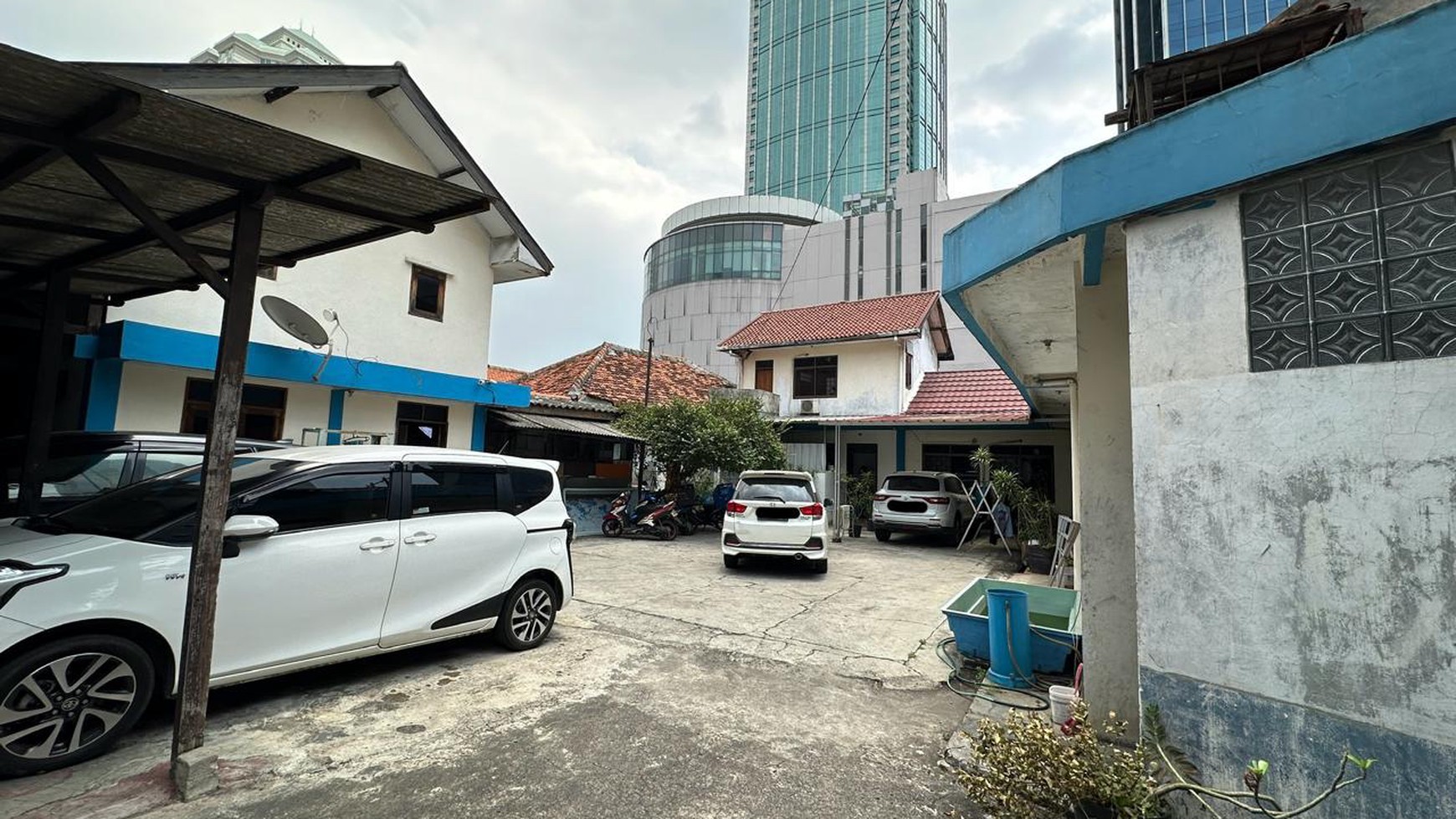 Dijual rumah strategis di area komersial Jl Karet Pasar Baru - Jakarta Selatan.