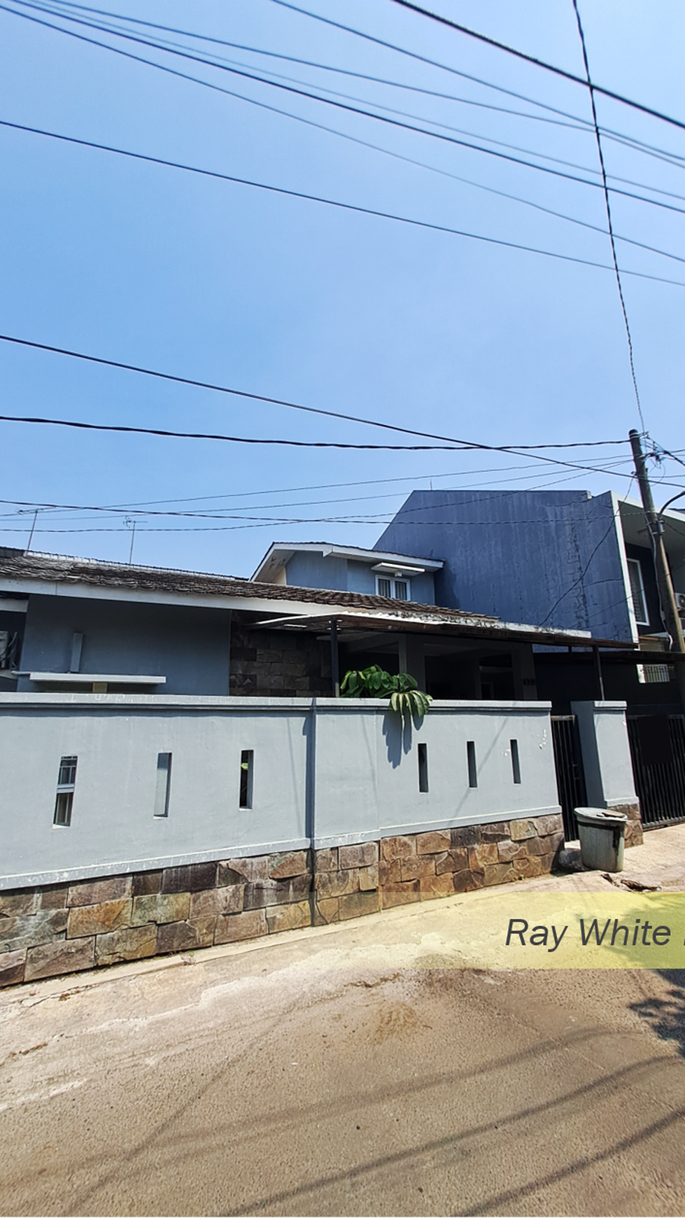 Rumah Semi-Furnished dengan Lokasi Strategis di Serpong, Tangerang Selatan #HR