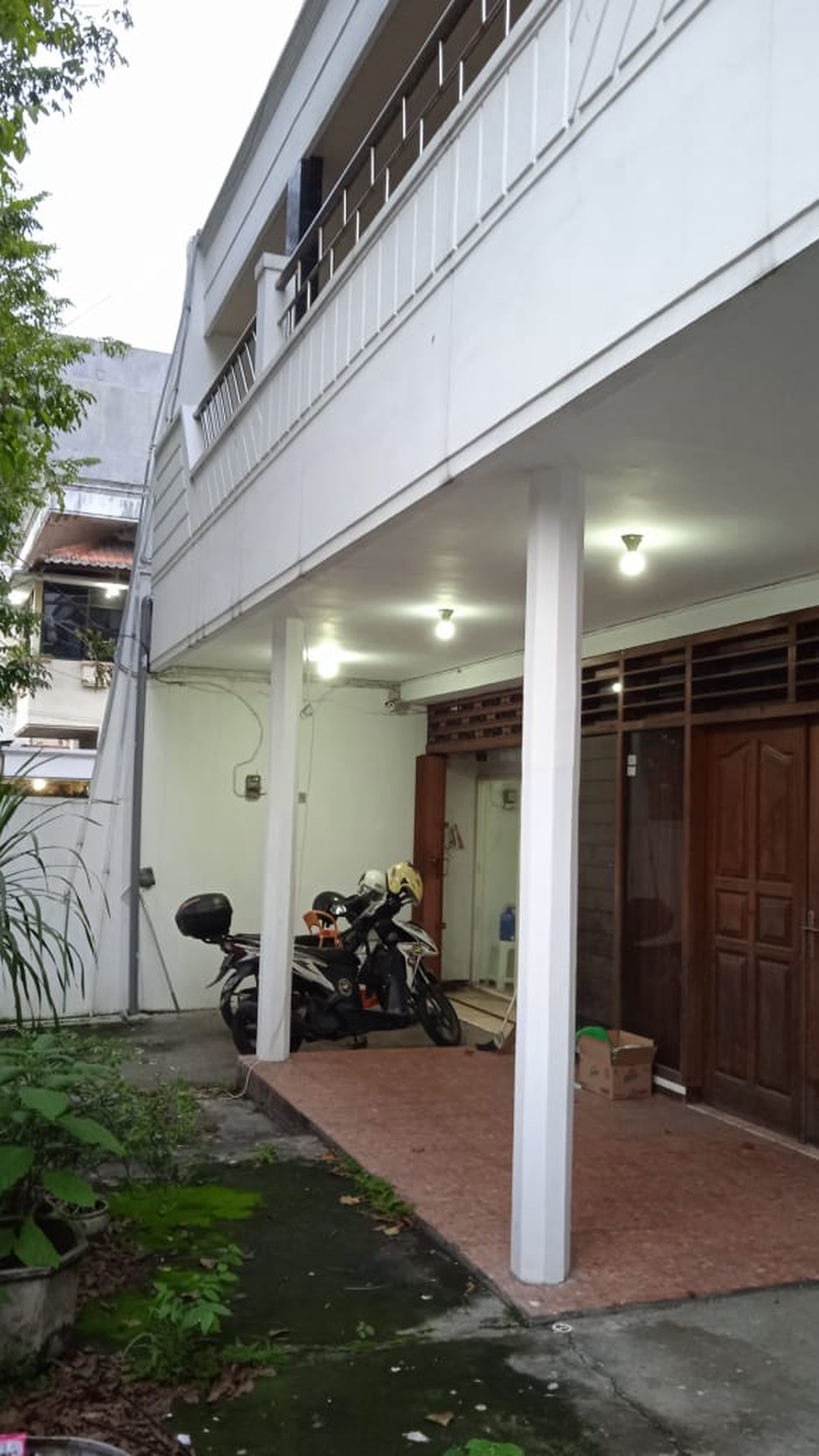 Dijual Rumah 3 Lantai di Jl. Raya Dukuh Kupang Barat 