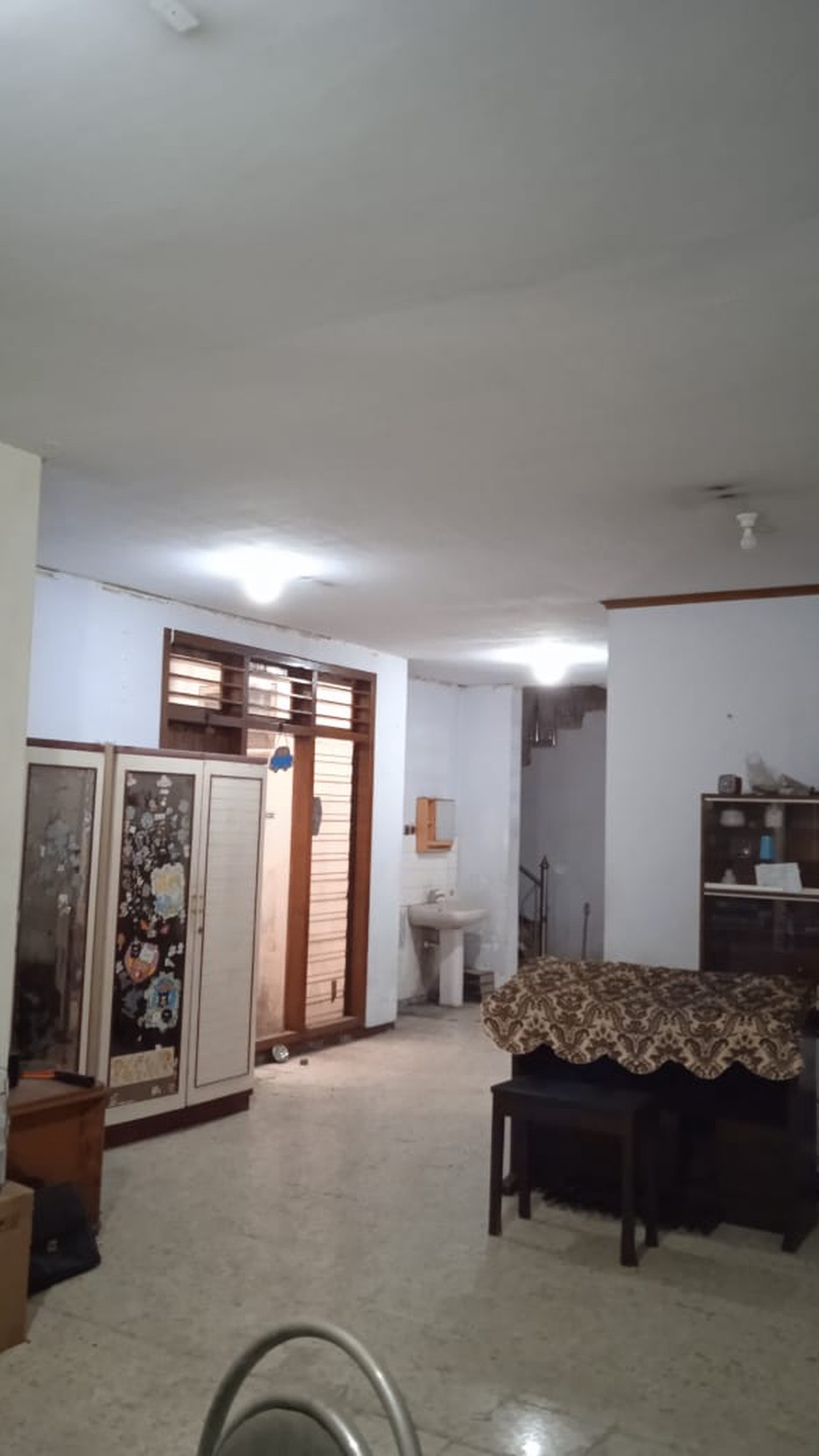 Dijual Rumah 3 Lantai di Jl. Raya Dukuh Kupang Barat 