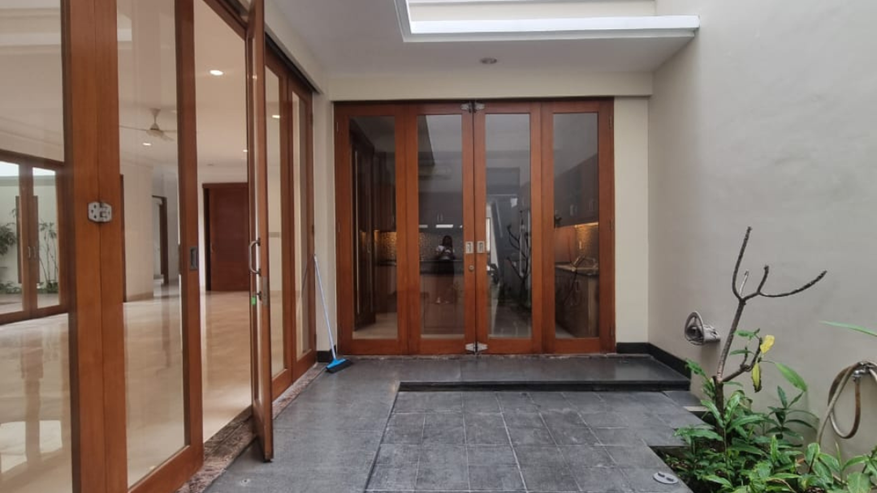 Tropical House Cilandak lokasi nyaman dan strategis, jakarta selatan