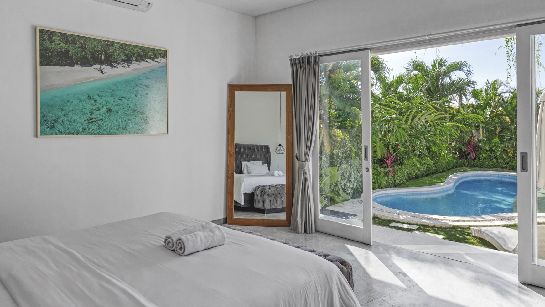 Yearly Rental - Stunning 5-Bedroom Luxury Villa with Ocean View in Canggu, Batu Bolong