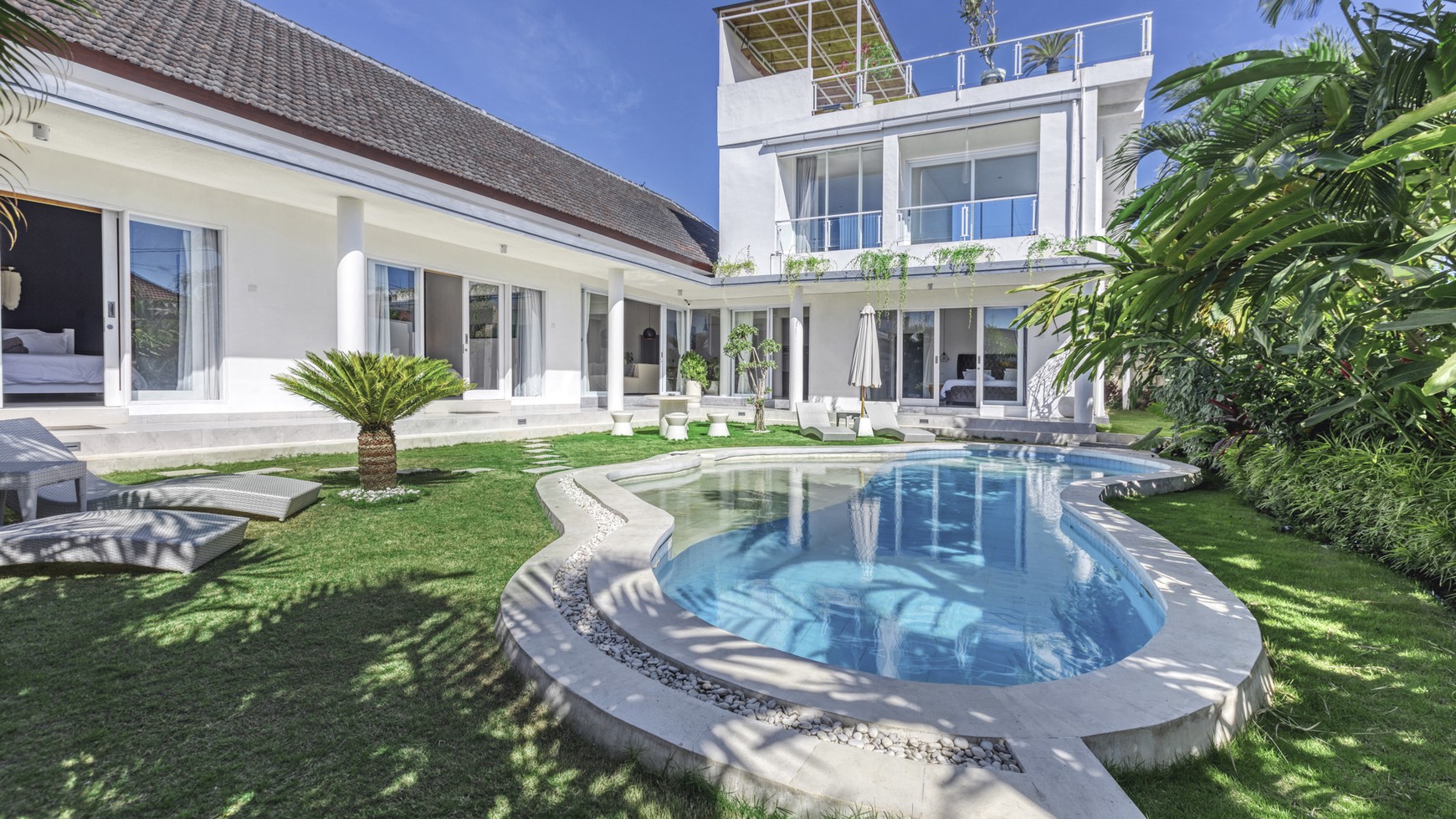 Yearly Rental - Stunning 5-Bedroom Luxury Villa with Ocean View in Canggu, Batu Bolong