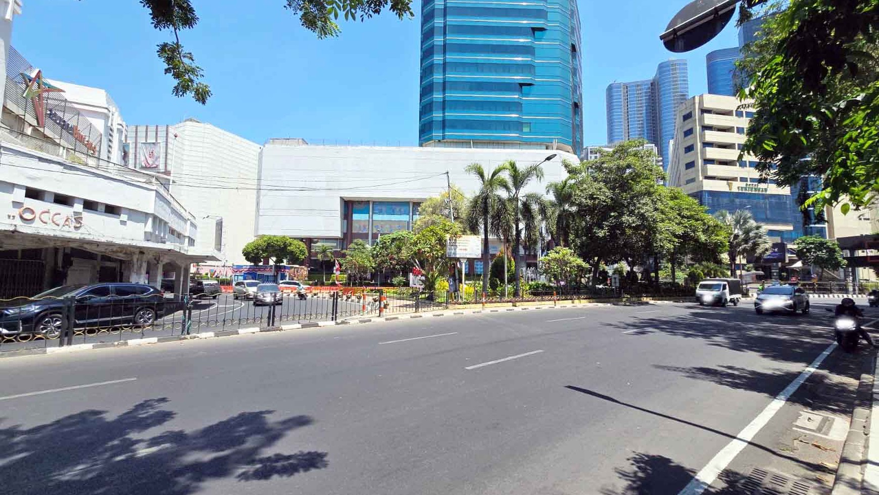 Gedung/Kantor di Tunjungan Surabaya Pusat, 3 Lantai, Strategis, Siap Pakai