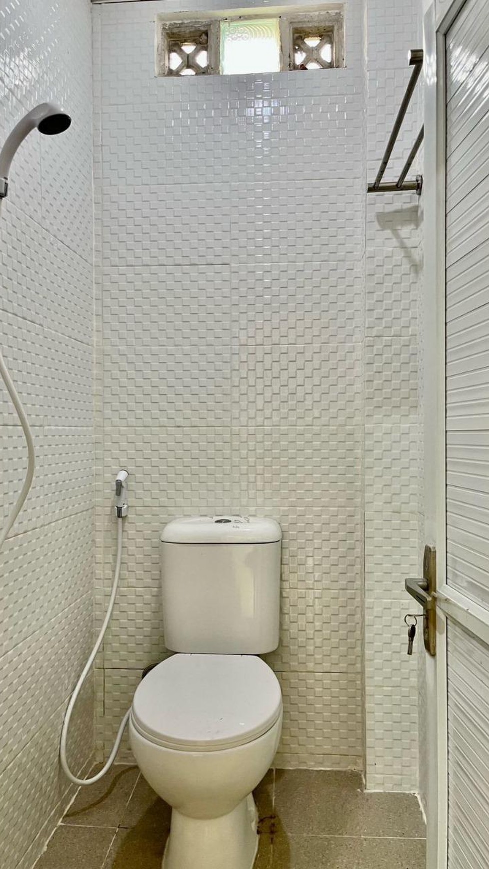 Rumah Kost dan kios, lokasi strategis, sangat cocok untuk Investasi di Depok