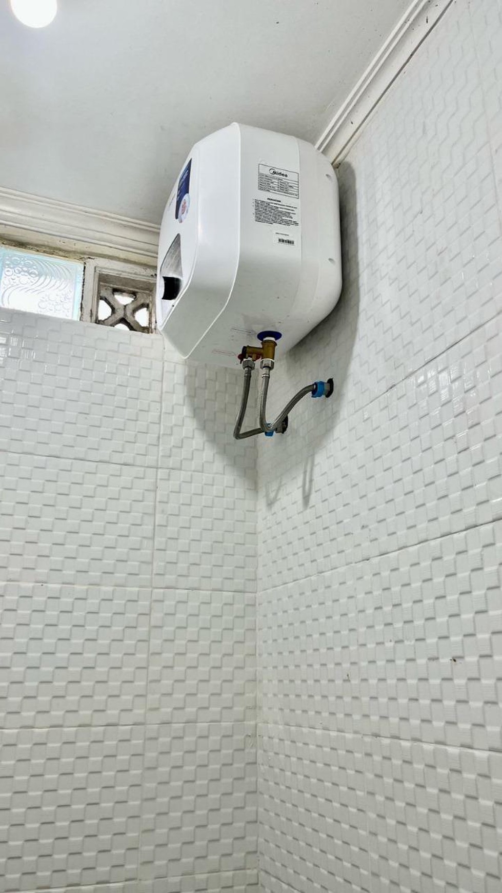 Rumah Kost dan kios, lokasi strategis, sangat cocok untuk Investasi di Depok