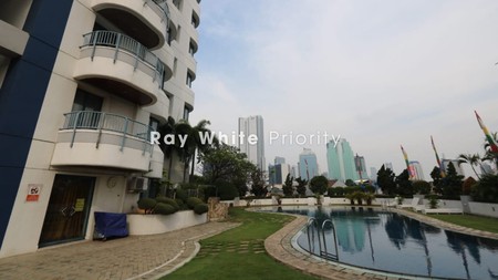 DISEWAKAN APARTMENT PARK ROYALE DENGAN VIEW LANGSUNG KOLAM DAN TAMAN, LOKASI SANGAT STRATEGIS DI GATOT SUBROTO JAKARTA PUSAT