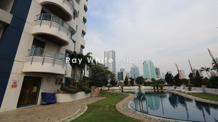 APARTMENT PARK ROYALE SANGAT STRATEGIS DI GATOT SUBROTO, VIEW SWIMMING POOL
