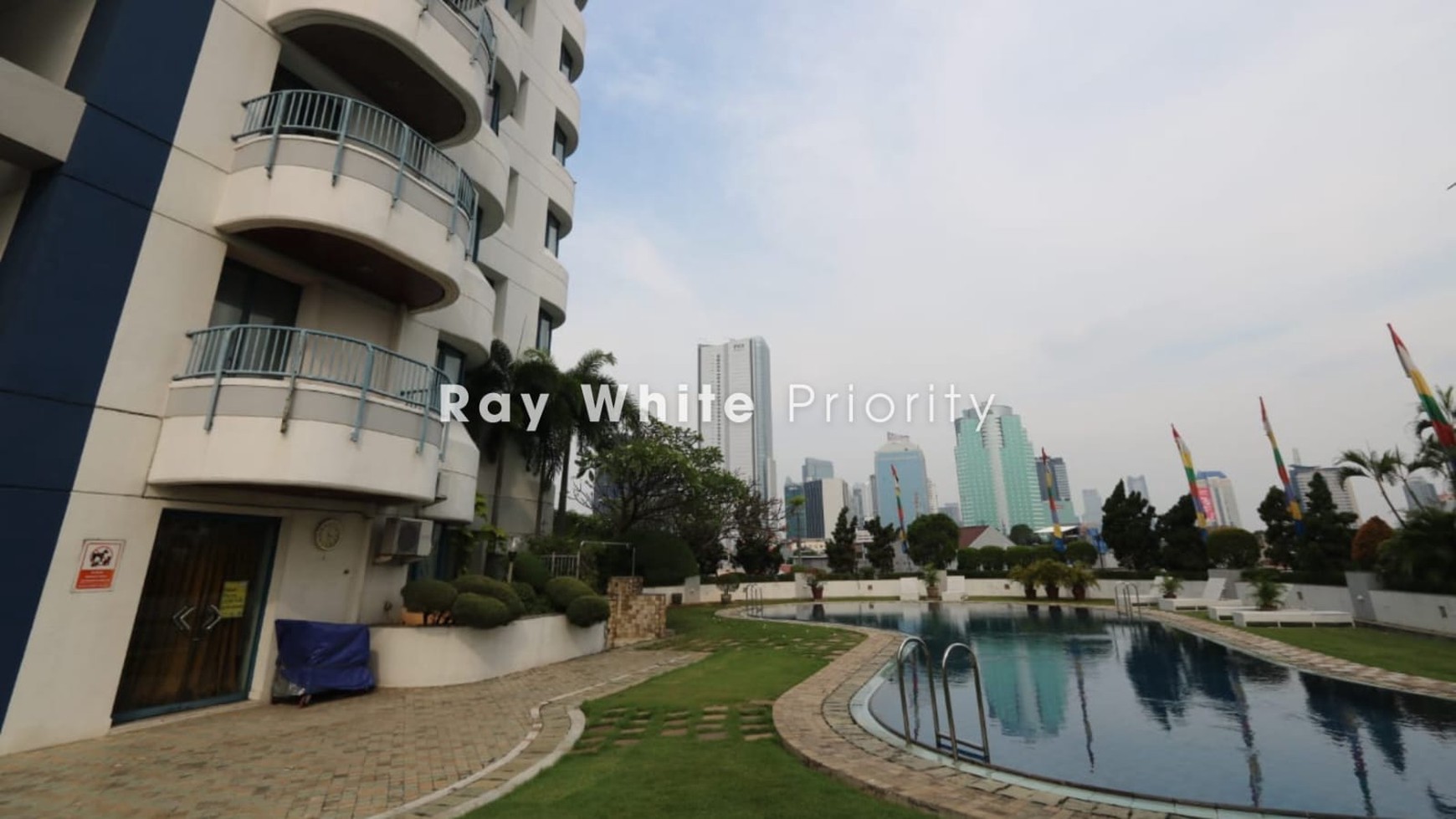 DISEWAKAN APARTMENT PARK ROYALE DENGAN VIEW LANGSUNG KOLAM DAN TAMAN, LOKASI SANGAT STRATEGIS DI GATOT SUBROTO JAKARTA PUSAT