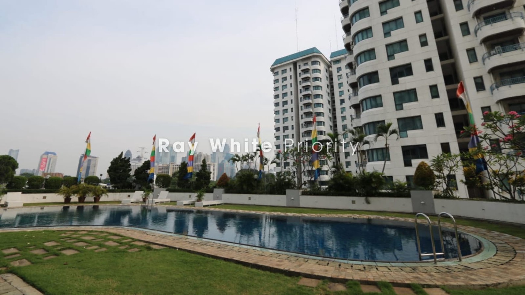 DISEWAKAN APARTMENT PARK ROYALE DENGAN VIEW LANGSUNG KOLAM DAN TAMAN, LOKASI SANGAT STRATEGIS DI GATOT SUBROTO JAKARTA PUSAT