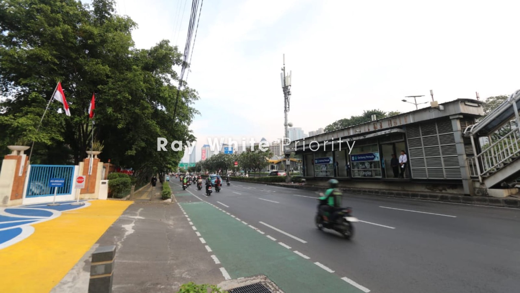 DISEWAKAN APARTMENT PARK ROYALE DENGAN VIEW LANGSUNG KOLAM DAN TAMAN, LOKASI SANGAT STRATEGIS DI GATOT SUBROTO JAKARTA PUSAT