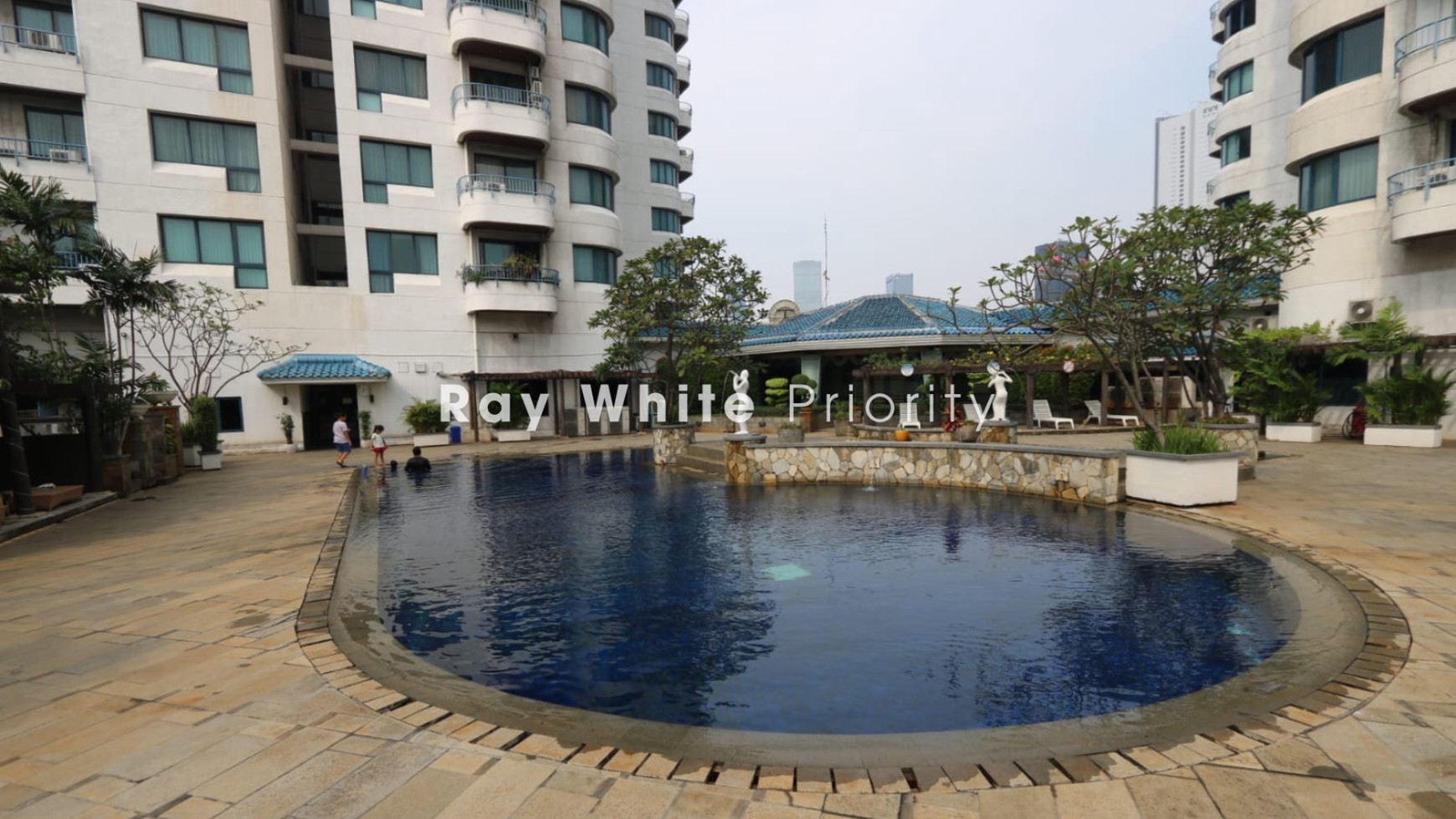 DISEWAKAN APARTMENT PARK ROYALE DENGAN VIEW LANGSUNG KOLAM DAN TAMAN, LOKASI SANGAT STRATEGIS DI GATOT SUBROTO JAKARTA PUSAT