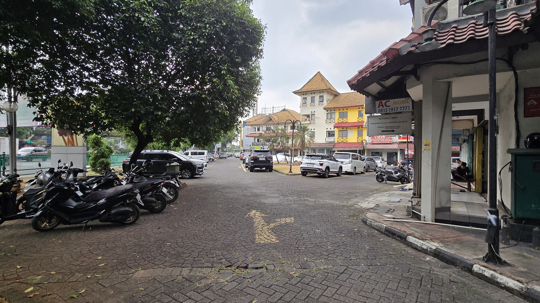 Ruko hadap Jalan raya Utama BSD, Facade lebar.