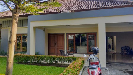 One storey house and spacious in kemang jaksel